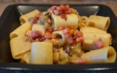 Pasta con melanzane e pancetta in bianco, primo piatto super goloso