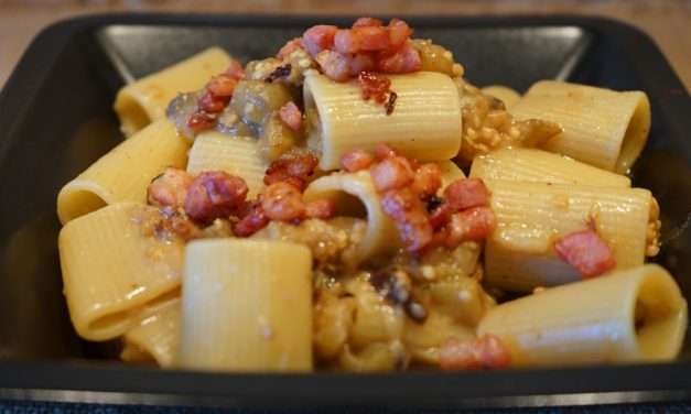 Pasta con melanzane e pancetta in bianco, primo piatto super goloso