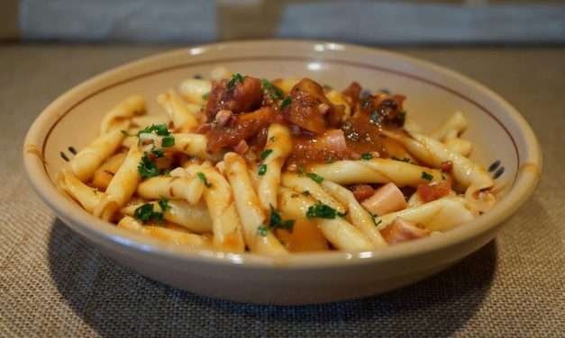 Pasta con polpo al sugo