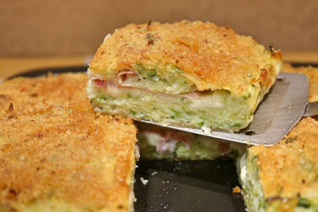 Sformato di zucchine e patate grattugiate con ripieno di prosciutto e ...
