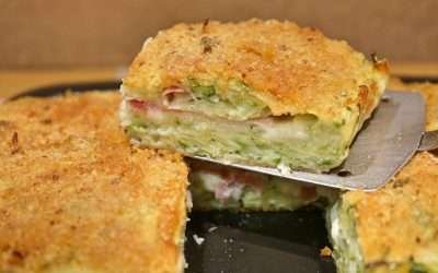 Sformato di zucchine e patate grattugiate con ripieno di prosciutto e mozzarella