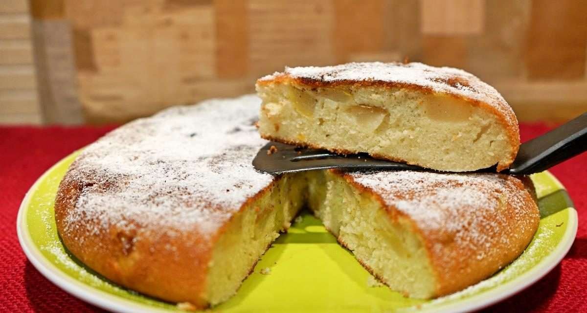 Torta di pere in padella veloce e senza accendere il forno