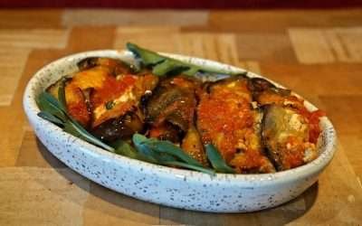 Involtini di melanzane e ricotta al sugo