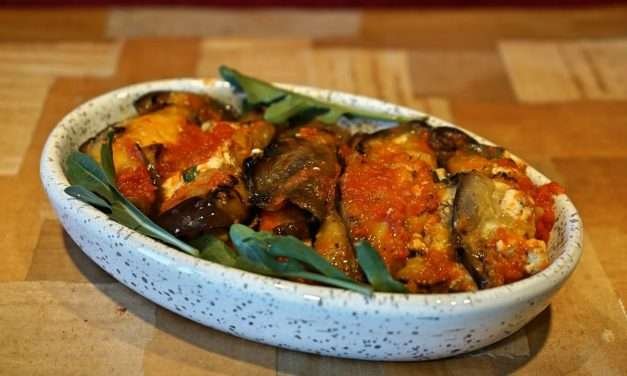 Involtini di melanzane e ricotta al sugo