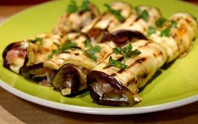Involtini di melanzane grigliate con caprino e prosciutto crudo