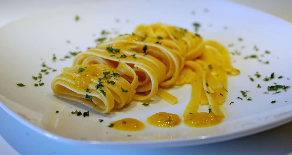 Pasta con crema di peperoni dolce e vellutata