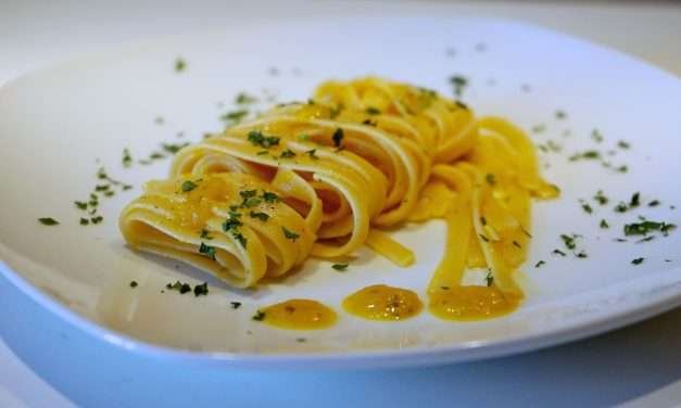 Pasta con crema di peperoni dolce e vellutata