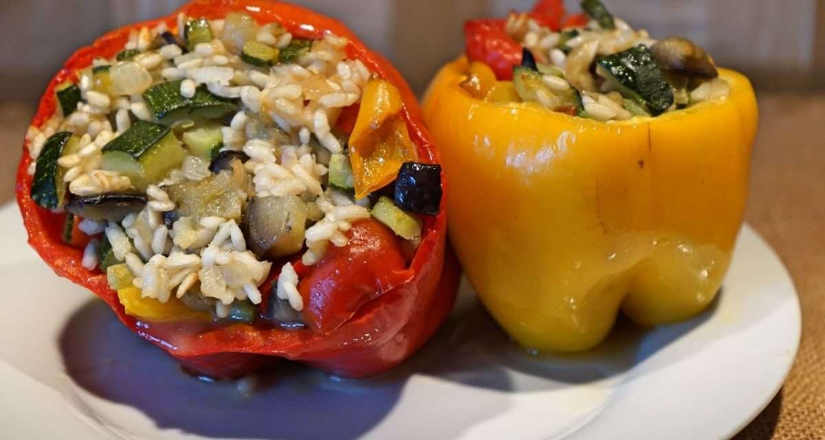 Peperoni ripieni senza carne con verdure e formaggio