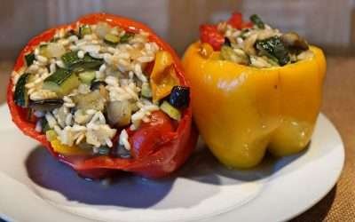 Peperoni ripieni senza carne con verdure e formaggio