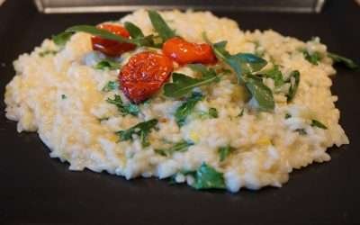 Risotto con rucola e pomodori caramellati in padella