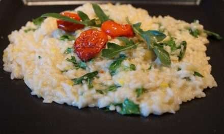 Risotto con rucola e pomodori caramellati in padella