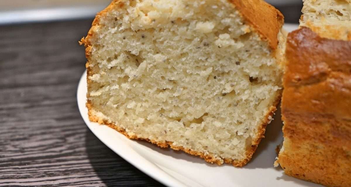 Torta soffice senza uova con semi di chia e ricotta