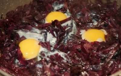 Cavolo rosso in padella con uova