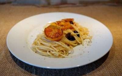 Pasta alla pizzaiola pugliese con pomodori appesi