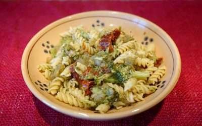 Pasta broccoli e melanzane con pomodori secchi
