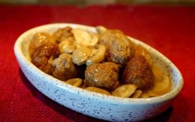 Polpette con funghi champignon in padella