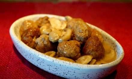 Polpette con funghi champignon in padella