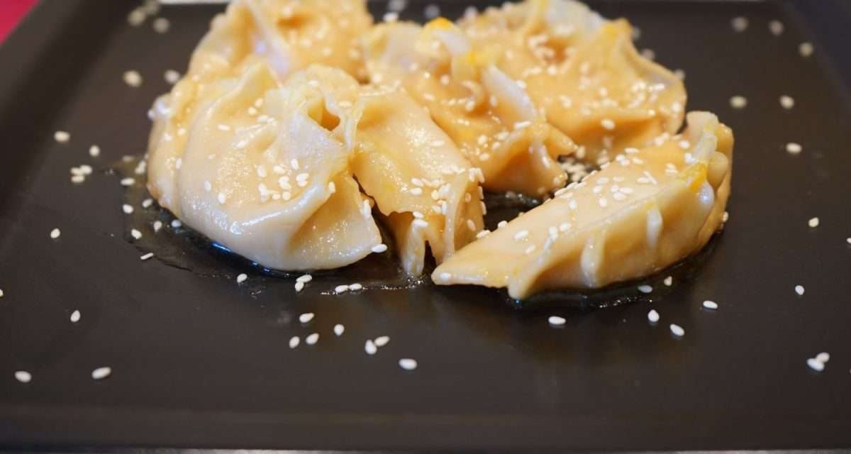 Ravioli cinesi alla zucca cotti in padella