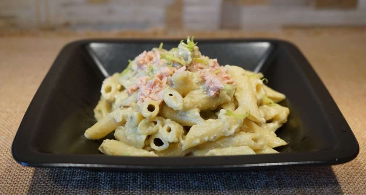 Pasta con avocado e tonno, limone grattugiato e pepe