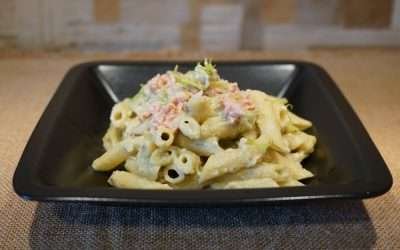Pasta con avocado e tonno, limone grattugiato e pepe