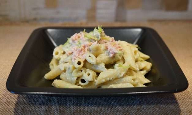 Pasta con avocado e tonno, limone grattugiato e pepe