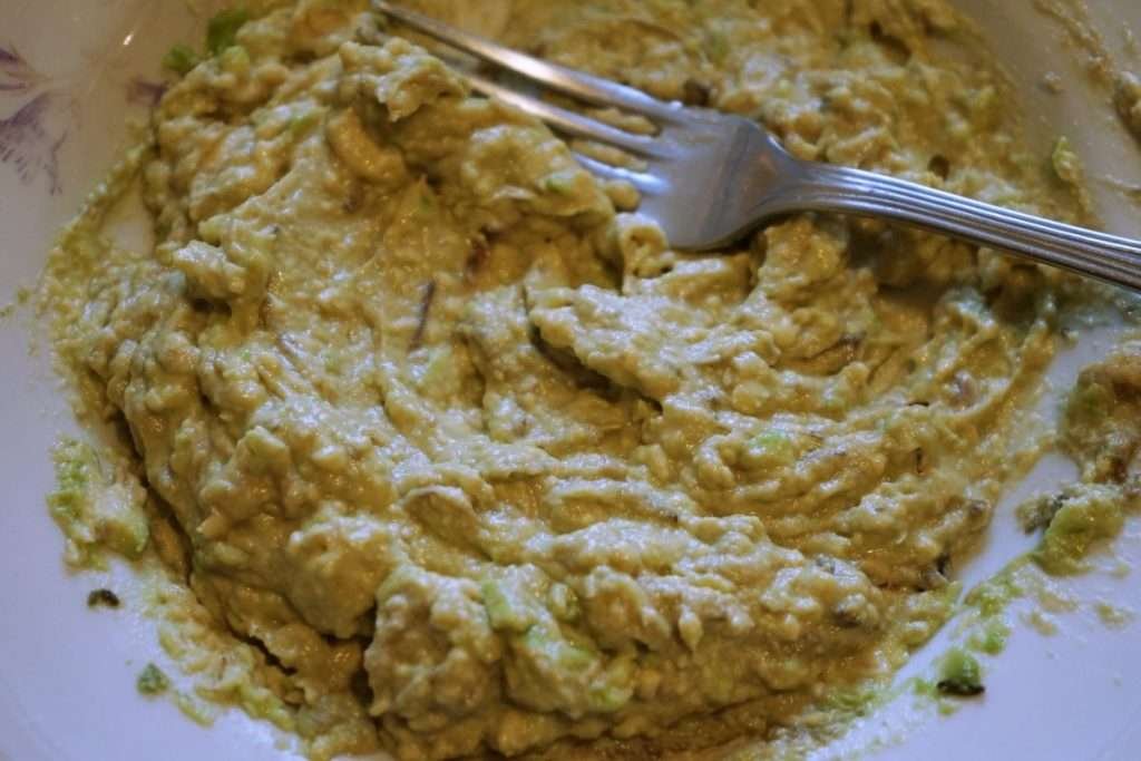 Avocado maturo schiacciato con la forchetta per ottenere una crema fredda