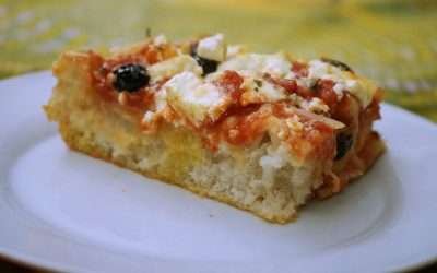 Pizza greca con feta e cipolla