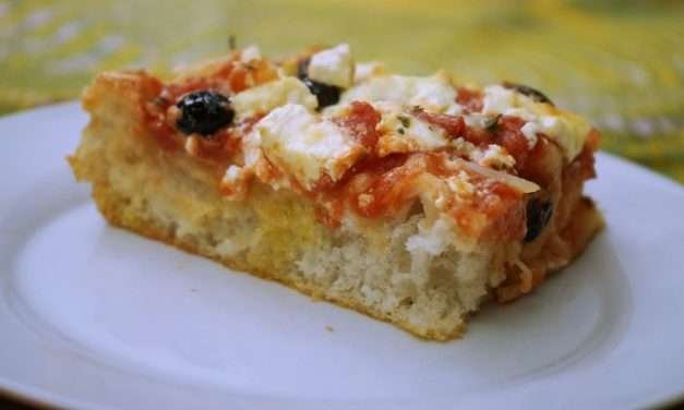 Pizza greca con feta e cipolla