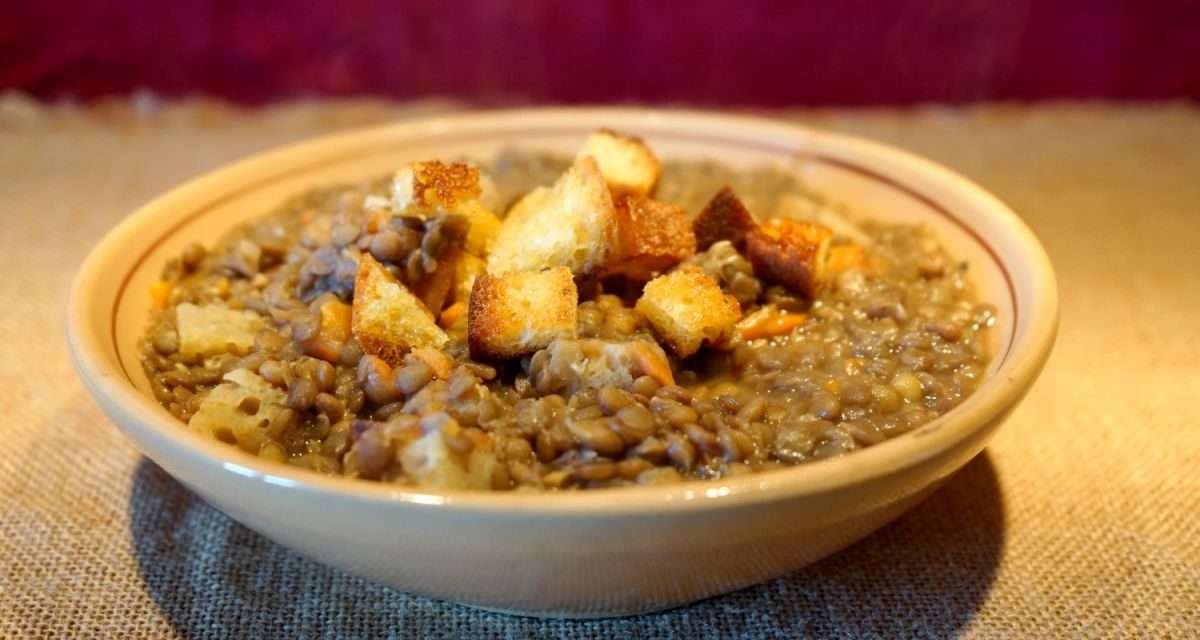 Zuppa di lenticchie e pane fritto – la cucina del recupero come un piatto da grande chef