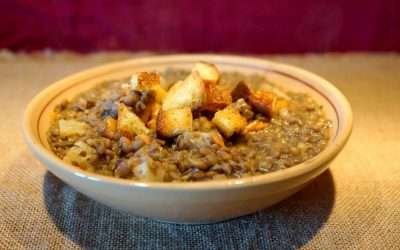 Zuppa di lenticchie e pane fritto – la cucina del recupero come un piatto da grande chef