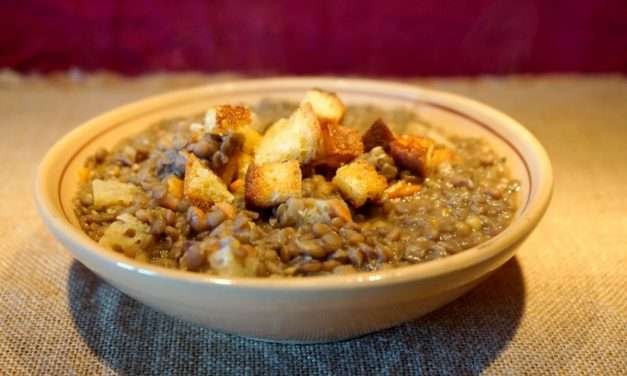 Zuppa di lenticchie e pane fritto – la cucina del recupero come un piatto da grande chef