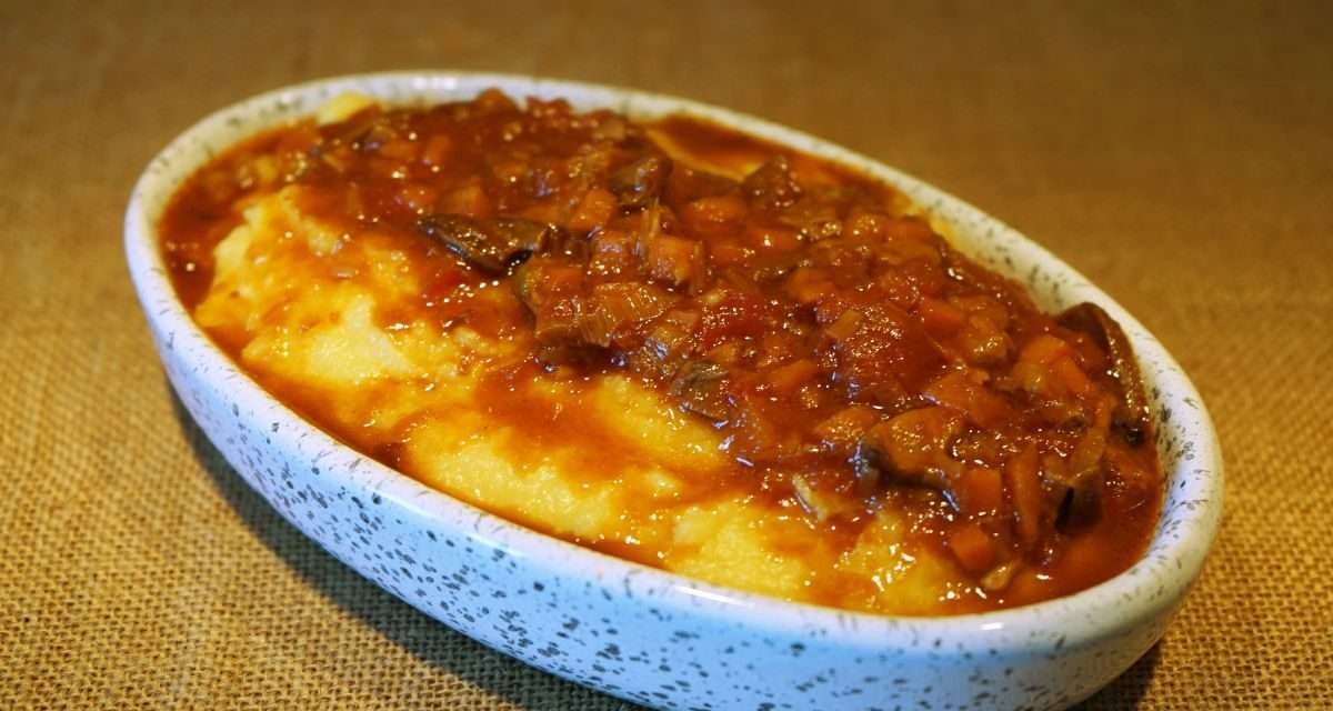 Polenta con sugo di funghi secchi