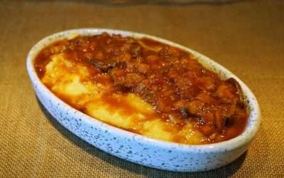 Polenta con sugo di funghi secchi