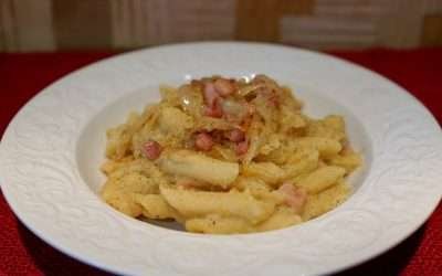 Pasta con purea di fave bianche speck e cipolle