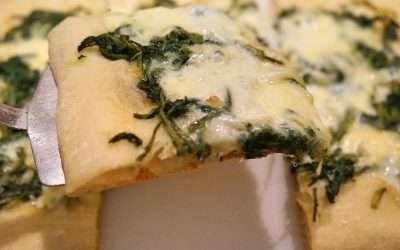 Pizza con cicorie selvatiche emmental e mozzarella