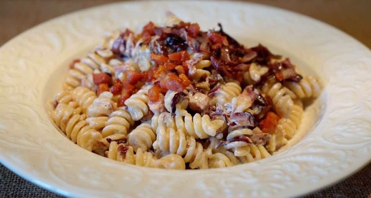 Pasta con radicchio e speck: piatto superveloce per invitati dell’ultimo minuto