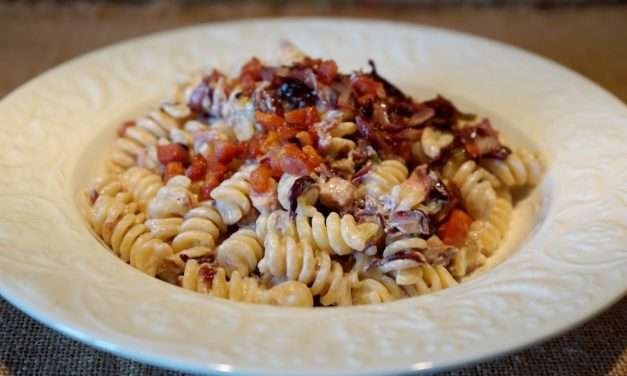 Pasta con radicchio e speck: piatto superveloce per invitati dell’ultimo minuto