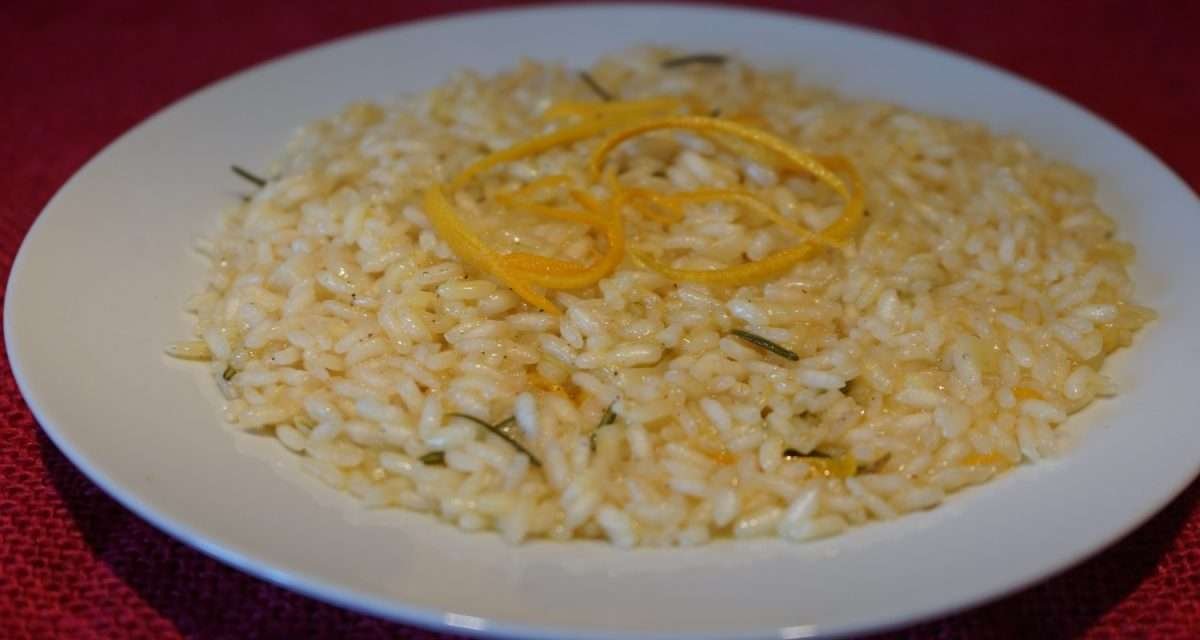 Risotto all’ arancia e rosmarino: un piatto leggero e pieno di gusto