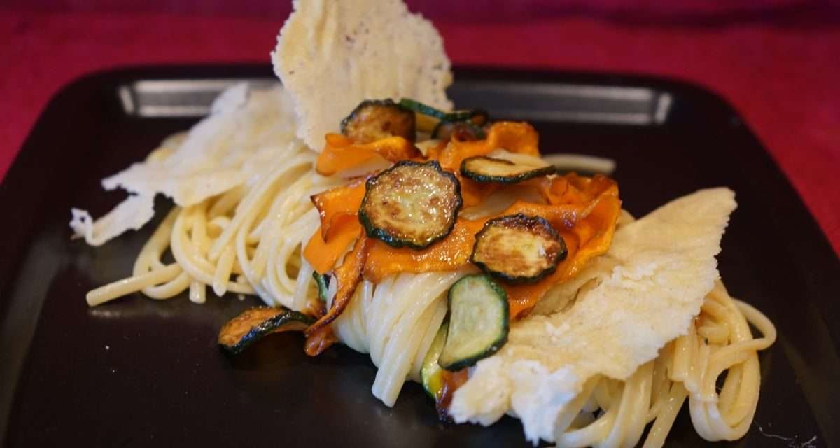 Pasta con zucchine fritte e carote su crema e cialda di parmigiano