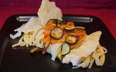 Pasta con zucchine fritte e carote su crema e cialda di parmigiano