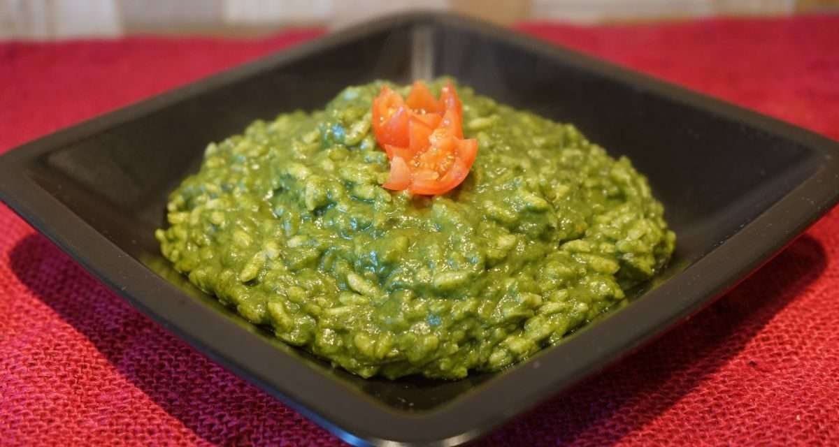 Risotto cremoso alla rucola selvatica ideale per una cena primaverile e estiva