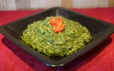 Risotto cremoso alla rucola selvatica ideale per una cena primaverile e estiva