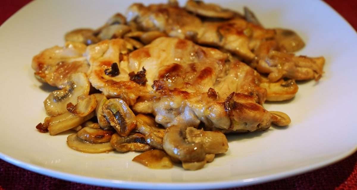 Sovracosce di pollo con funghi champignon: ricetta perfetta per pranzi o cene veloci