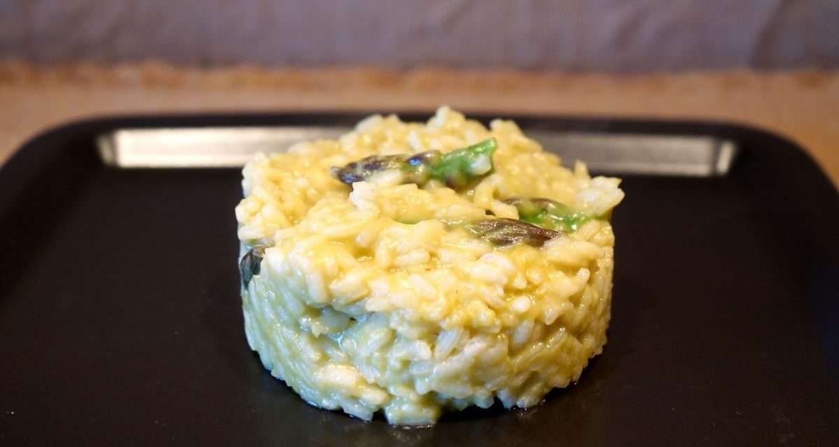 Risotto con crema di asparagi e porro, un piatto primaverile delizioso