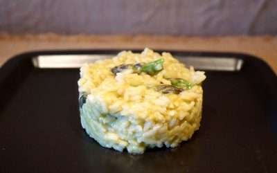 Risotto con crema di asparagi e porro, un piatto primaverile delizioso