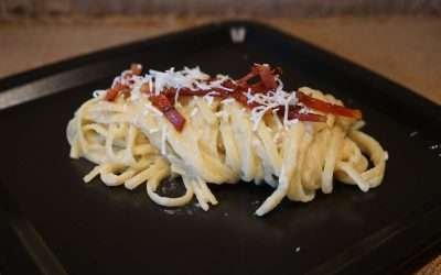 Pasta con crema di verza e speck croccante, con formaggio pecorino fresco