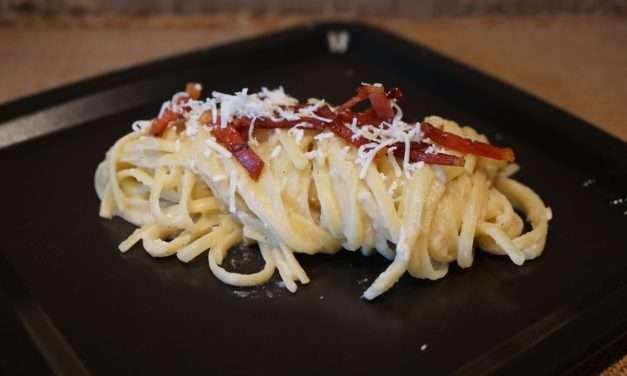 Pasta con crema di verza e speck croccante, con formaggio pecorino fresco