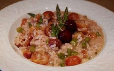 Risotto asparagi e ciliegie, ricetta di stagione fresca e originale che ti sorprenderà