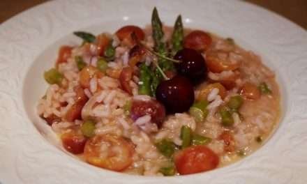 Risotto asparagi e ciliegie, ricetta di stagione fresca e originale che ti sorprenderà