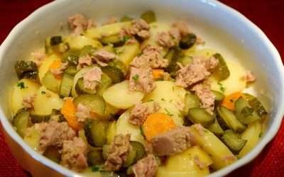 Insalata di patate al vapore con carote cetrioli e tonno